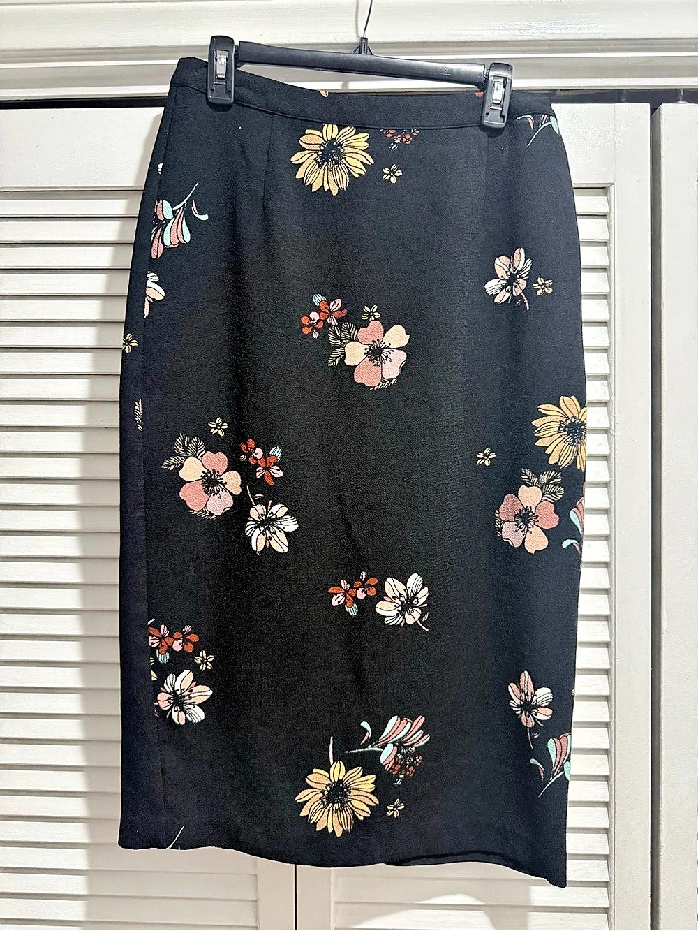 WHOWHATWEAR Floral Midi Skirt in Black Size 10